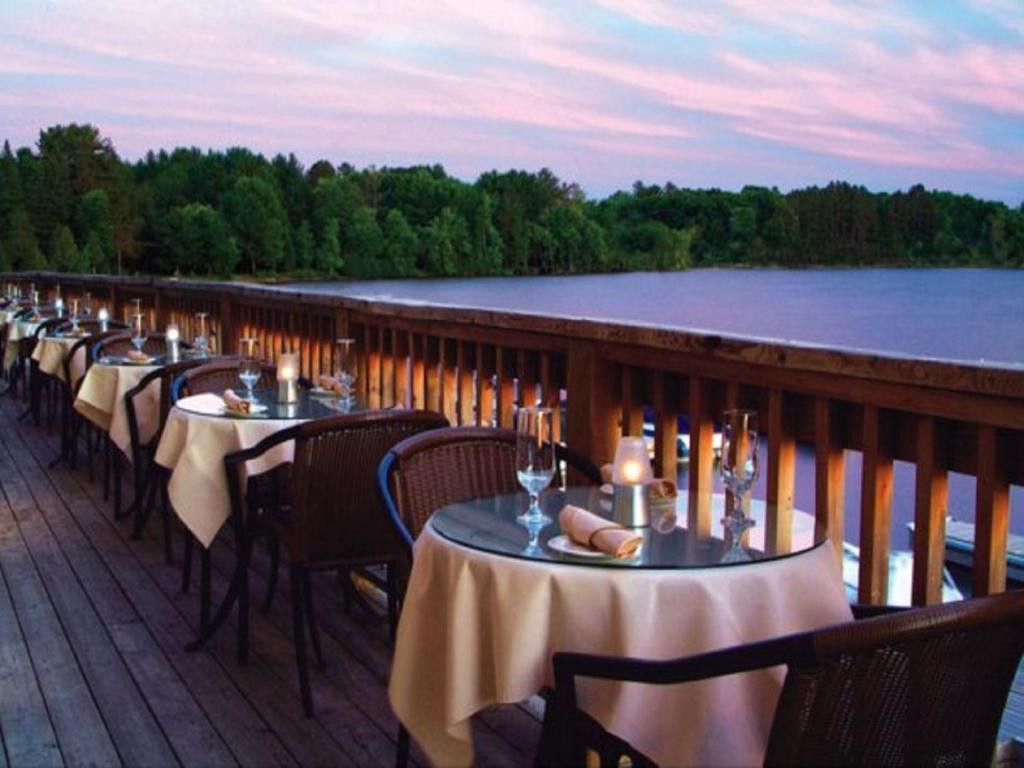 Taboo Muskoka Hotel Gravenhurst Bagian luar foto