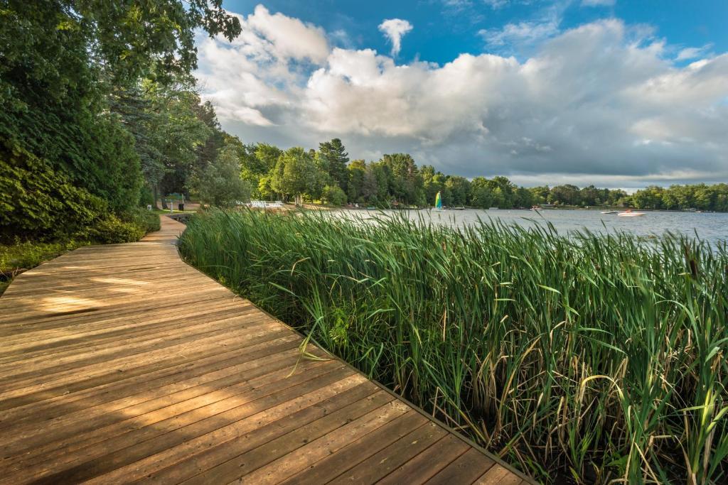 Taboo Muskoka Hotel Gravenhurst Bagian luar foto
